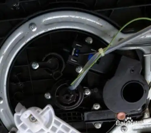 打开锅盖面板 拆掉里面的连杆,和锅盖内的压力密封环,就可以将锅盖