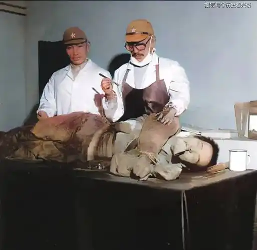 两个日本军人准备拿他做实验,这些日本人非常地残忍,做实验的时候,会