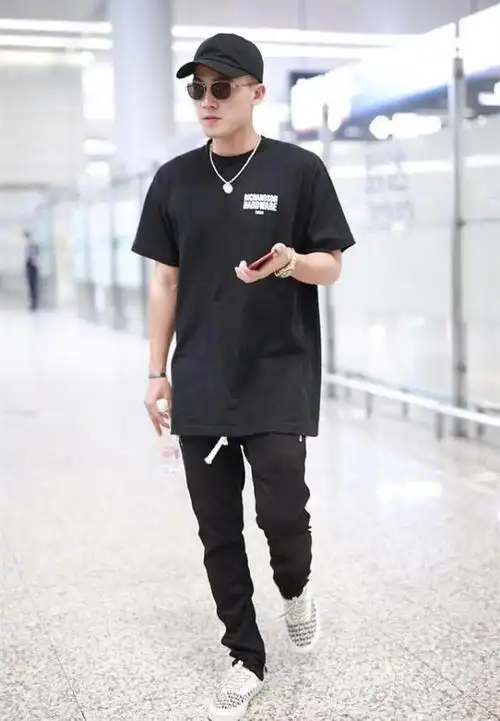 单身后的欧豪现身机场全黑打扮依旧很帅心情好像特别不错