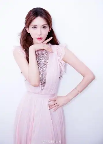 林志玲 在央视七夕晚会上变身"七彩蝴蝶仙子"空降现场并客串主持人