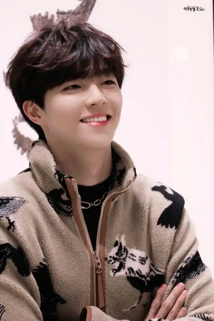 陈立农新闻201203请可爱狗狗立刻半永久小卷毛陈立农半萌半盐现身上海