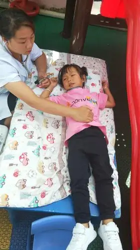 写美篇  上午八点,医生们携带了各种体检器械来到了幼儿园,小朋友们在