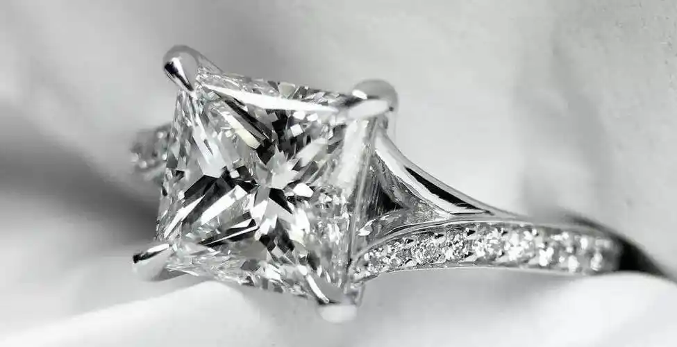 原创一克拉钻石仅几百块的国家却靠旅游业为生gdp比不过四线城市