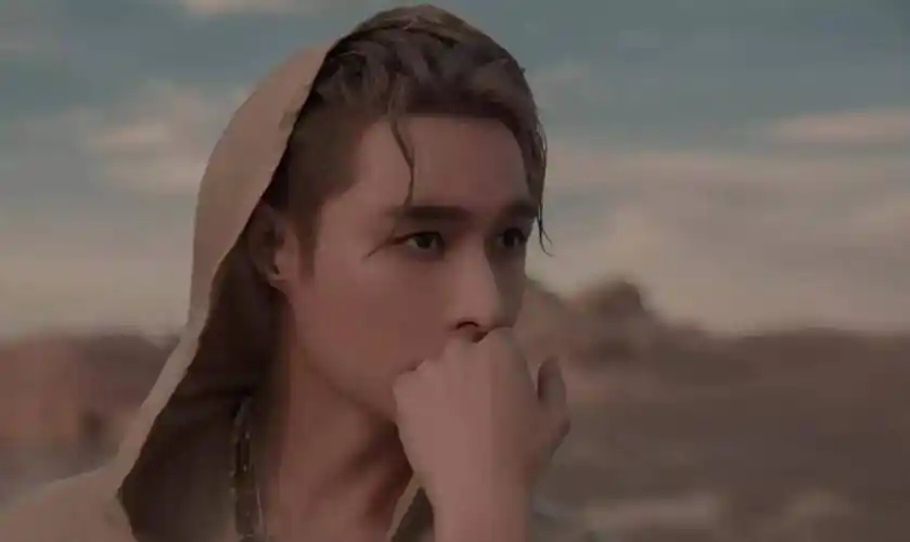 2018年10月,张艺兴全球发行首张双语专辑《梦不落雨林/namanana》,在