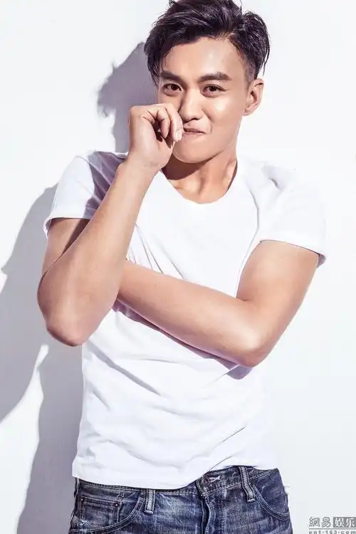 周一围新写真大秀健康阳光男性美