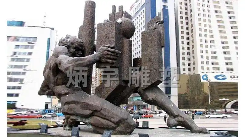 钢铁工人炼钢情景雕塑展现了他们无坚不摧的精神
