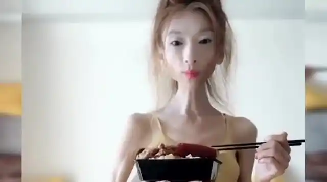 "骨瘦如柴"的女孩vs残疾小伙,在网上火了,网友:加油