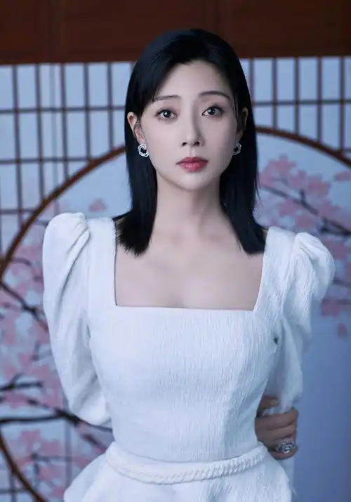 殷桃身着法式复古白裙亮相 长发披肩尽显温柔知性