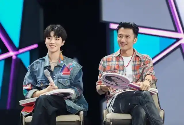 谢霆锋和王俊凯同台走秀,穿一套乞丐装很时髦,40岁不显老