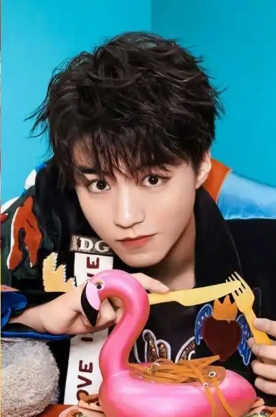 为啥王俊凯一直淡妆当看到他的浓妆后网友一眼沦陷