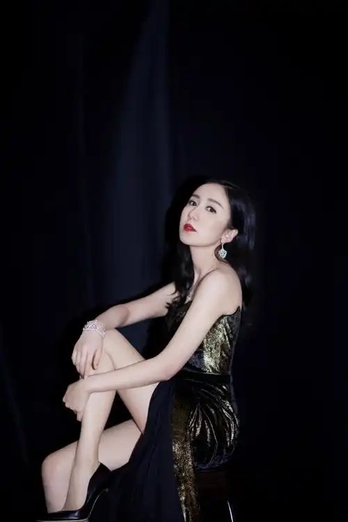 娄艺潇果然是"性感女神",穿抹胸连衣裙美丽动人,高级又时髦