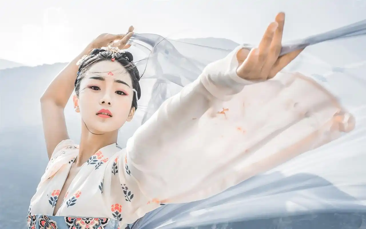 犹抱琵琶半遮面的唯美古装美女,身穿汉服古典迷人的写真图片,欢迎继续