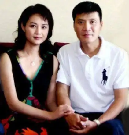 1992年,奚望出生于杭州,父亲是奚天鹰,母亲是茹萍,在她很小时,父母就