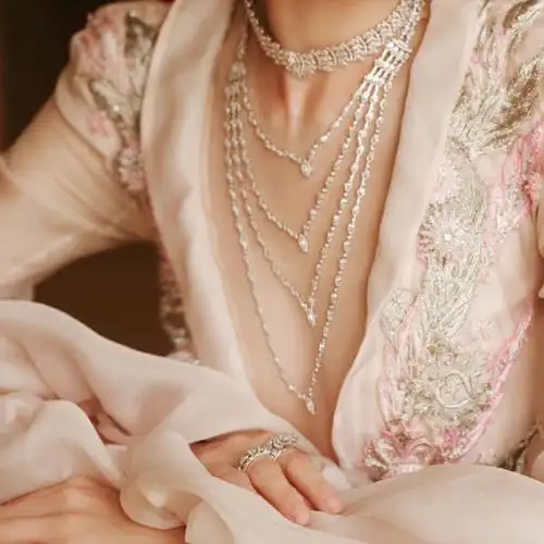 messika高级珠宝##vogue时尚之力盛会##迪丽热巴深v刺绣礼服