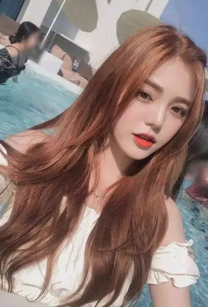 女孩子精致流行的头发色彩,什么颜色的头发最好看 栗色染发凸显稳重