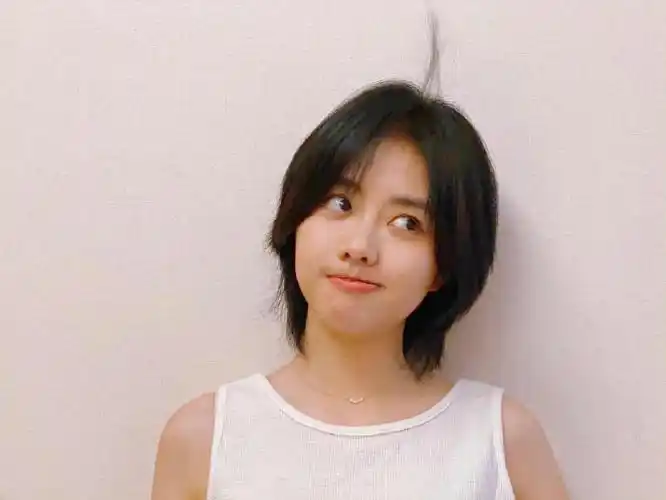 谭松韵短发背心随拍