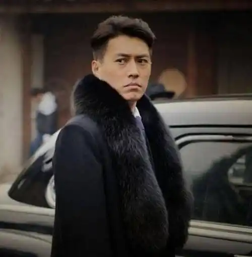 演员靳东的身份引热议,登新闻联播,竟坐在了主桌,地位太不一般