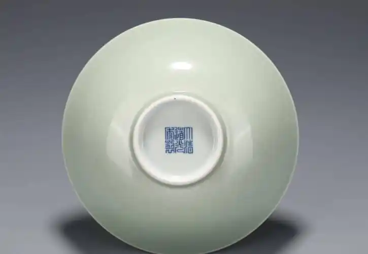 道光豆青釉暗刻缠枝花卉纹碗(官窑)大清道光年制款,细腻!