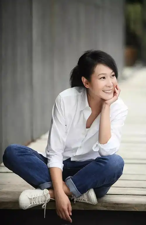 曾跟"剩女"标签牢牢梆在一起的刘若英,结婚生子的消息传出时曾引发