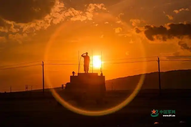 近日,新疆军区某团官兵拍摄了一组剪影作品带你了解边关军人的使命与