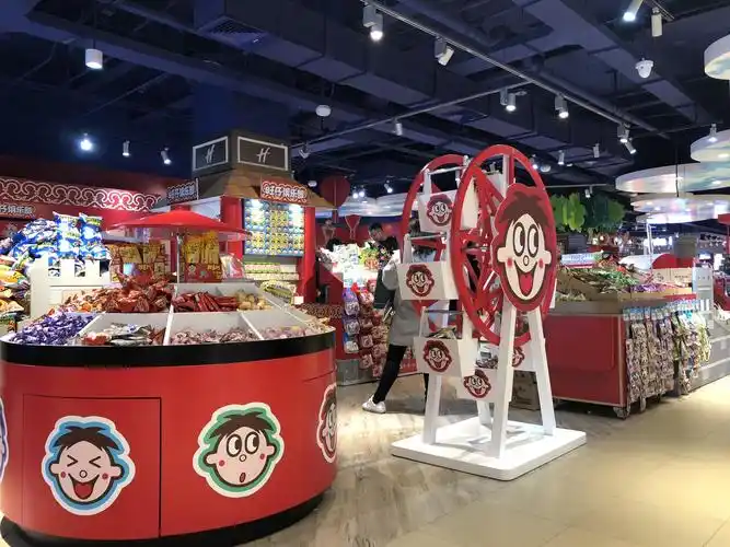 旺旺线下店铺名为"旺仔俱乐部",位于与王府井百货相通的哈姆雷斯玩具