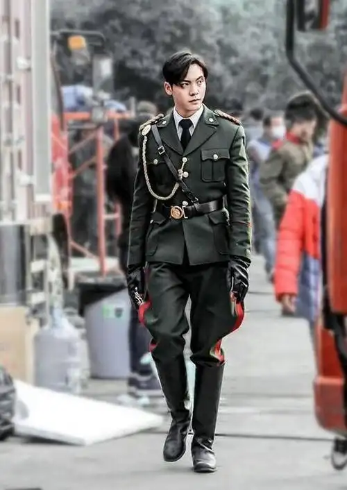 陈伟霆拍军装戏惊呆网友:帅得我无地自容