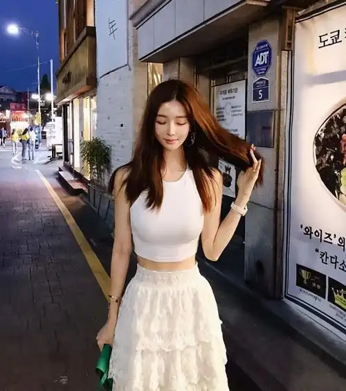 韩国健身女神manyo身材窈窕a5腰一件背心搭配出时髦风