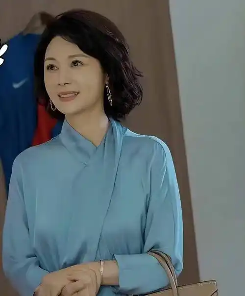 演完李沁"妈妈",又演杨紫"婆婆",46岁的她美貌持续在线_邓英_剧中