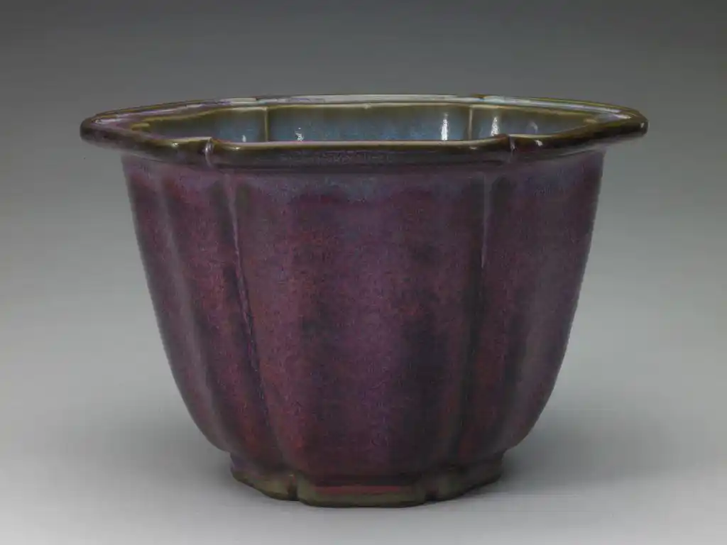 钧窑玫瑰紫釉葵花式花盆 - 故宫博物院