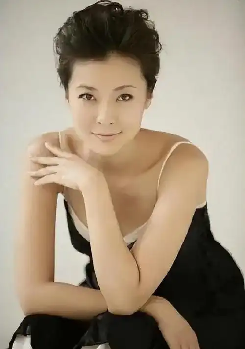 柯蓝感情生活不间断至今50岁未婚未孕医生曾断言活不过38岁