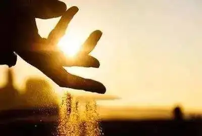 与其把时间浪费在纠结和痛苦上,不如学会释怀,潇洒放手,你的眼前才会