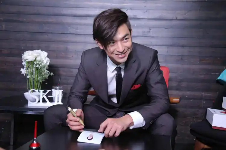 陈柏霖长发造型上热搜 帅气出席活动感受黑科技