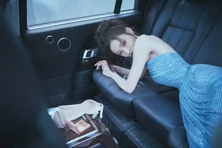 张天爱穿深v秀火辣身材,卷到九十斤还不满意_肌肉_女明星_腰围