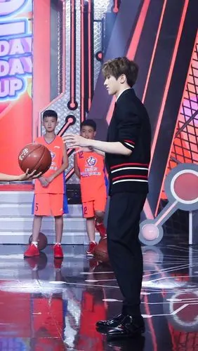 蔡徐坤打篮球 蔡徐坤扣篮 蔡徐坤天天向上. 来自圈内教父 - 微博