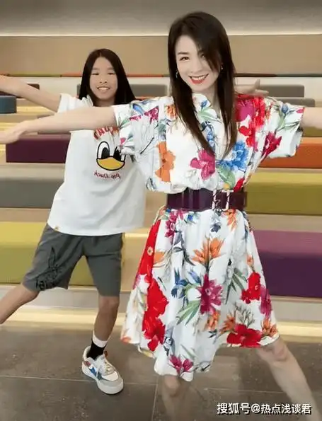 张庭和女儿同框跳舞似闺蜜,网友评论:有活力的姐妹花_明星_自然_头发