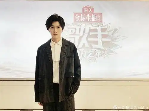 再看看洪之光旁边的仝卓,这脚踮得有点过分了啊.