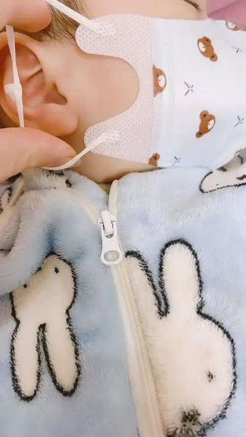 出门人多的时候赶紧给宝宝备了这种3d三层口罩,能贴紧面部,孩子也不会