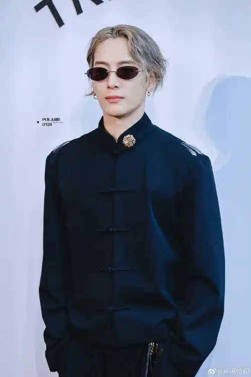 王嘉尔活动生图#王嘉尔超话  这伟大又精致的脸啊,不管什么发型赌能