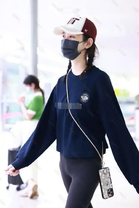 奚梦瑶机场造型亮相苗条身材令人惊艳