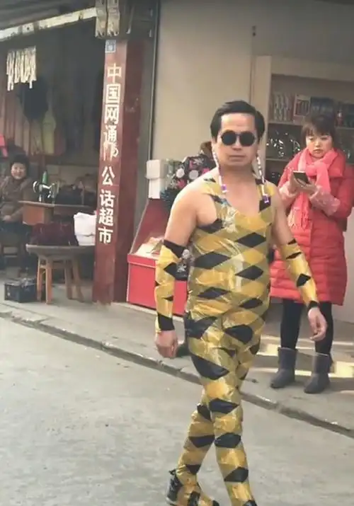 男子扮女装假装超模走秀,网友表示:这衣服不丑就是有点辣眼睛