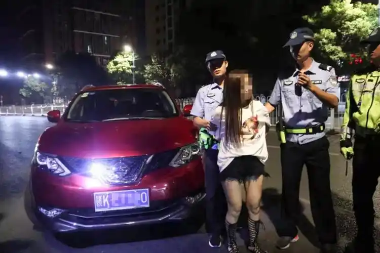 午夜12点新余一女司机在街上狂奔发生了啥
