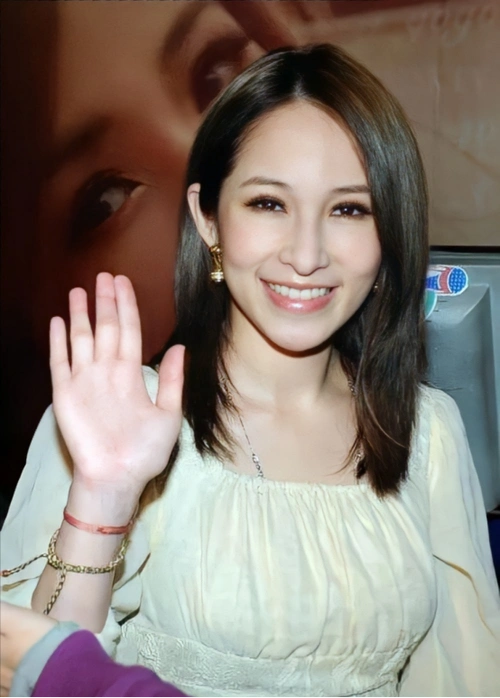 萧亚轩红色深v礼服现身,巫婆鼻吓人,直播大力揉搓回应整容质疑__财经