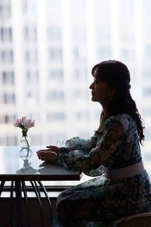 赵雅芝安静品味下午茶气质优雅 窗边端坐大方端庄美丽依旧