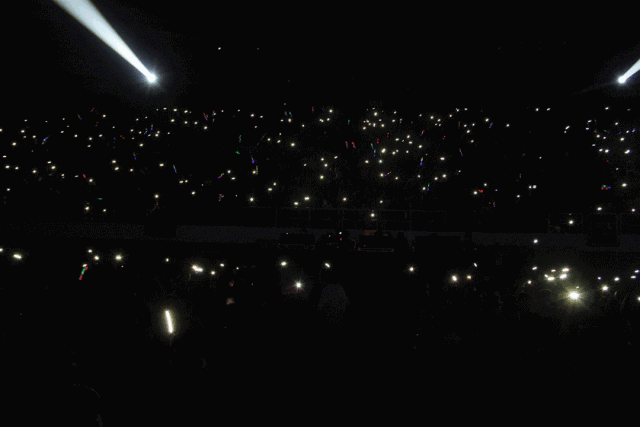 这样恶劣的天气依旧影响我们对任贤齐演唱会的热情体育馆内坐满了观众
