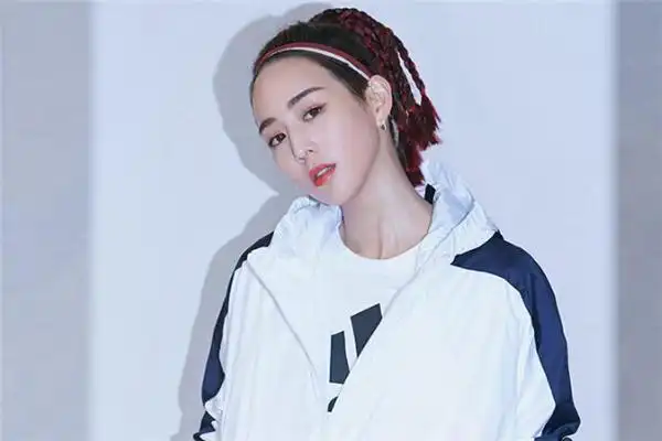 运动发带配什么发型好看 运动发带适合什么发型