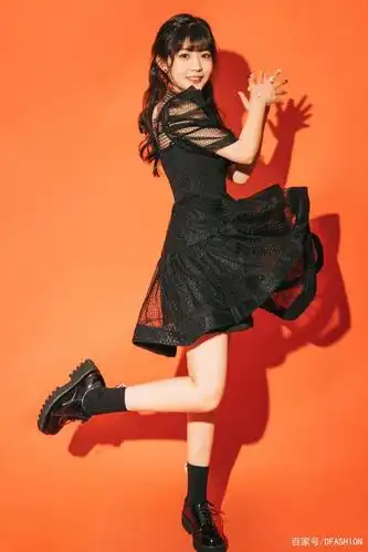 火箭少女101组合释出一组全员新年风尚大片,红红火火福气满满!