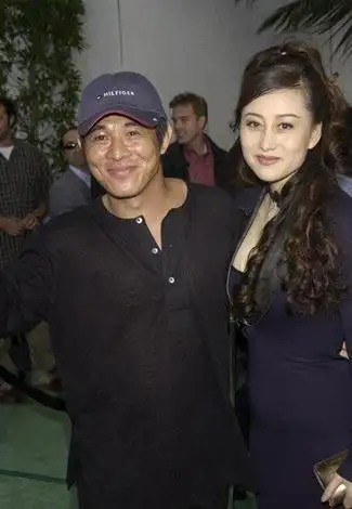 但是李连杰在遇到利智之后毅然决然的离开了她,现在回顾抛妻这件事,他