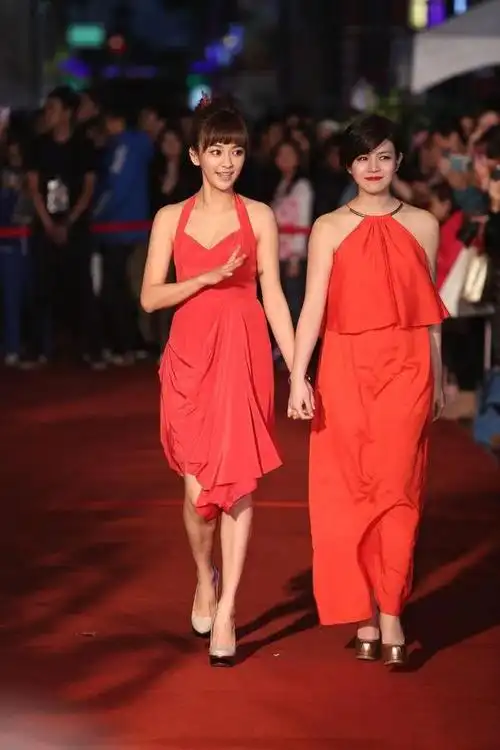 穿挂脖红裙娇媚到骨子里,同框陈意涵赢麻了|丸子头_网易订阅