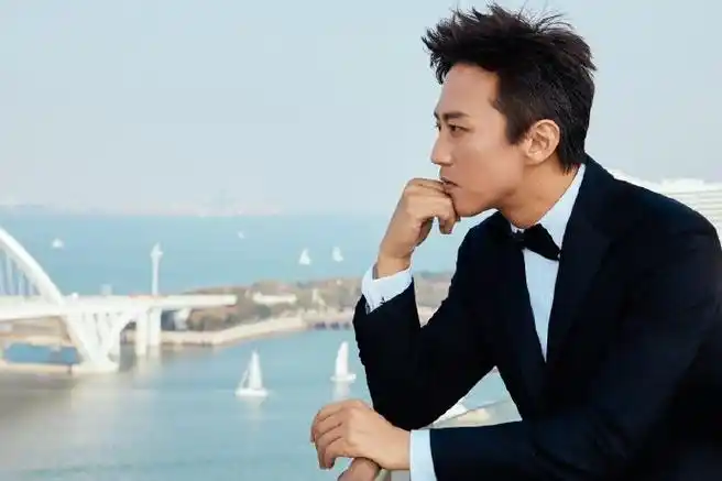 今天晚上的邓超真的是格外的帅呀,认真搞事业的男人真的是超级的帅气