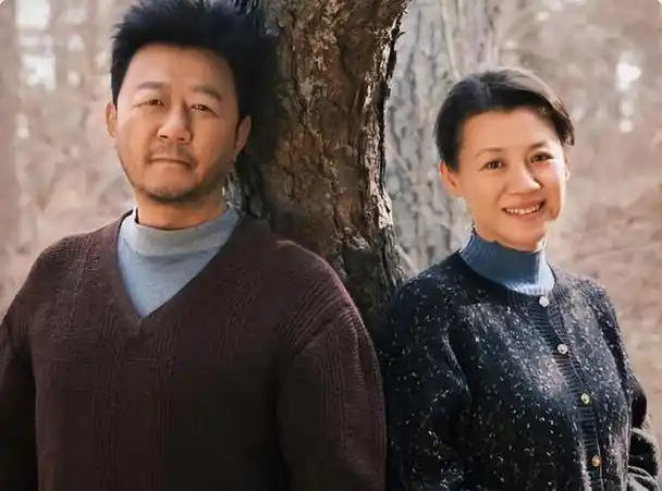 当红明星成为了前男友的新娘,而刘琳则选择了一个并不广为人知的摄影